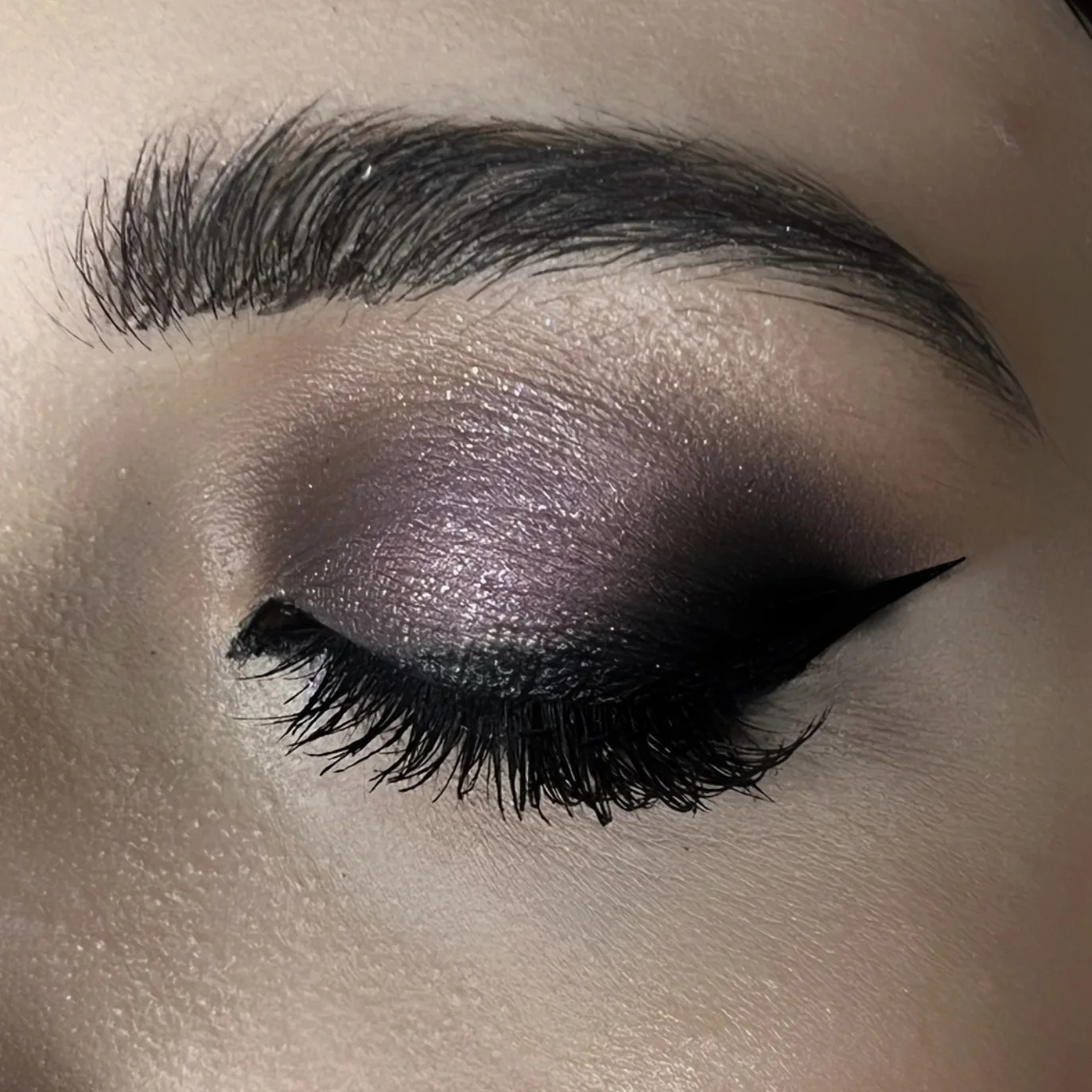 Dettaglio di smokey eye viola con eyeliner nero