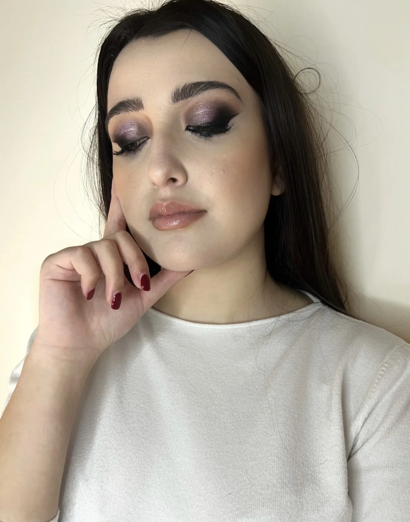Ritratto beauty con smokey eye viola e labbra nude