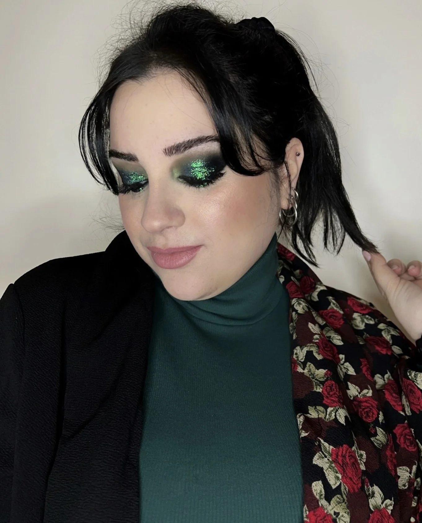 Ritratto con smokey eye verde e glitter