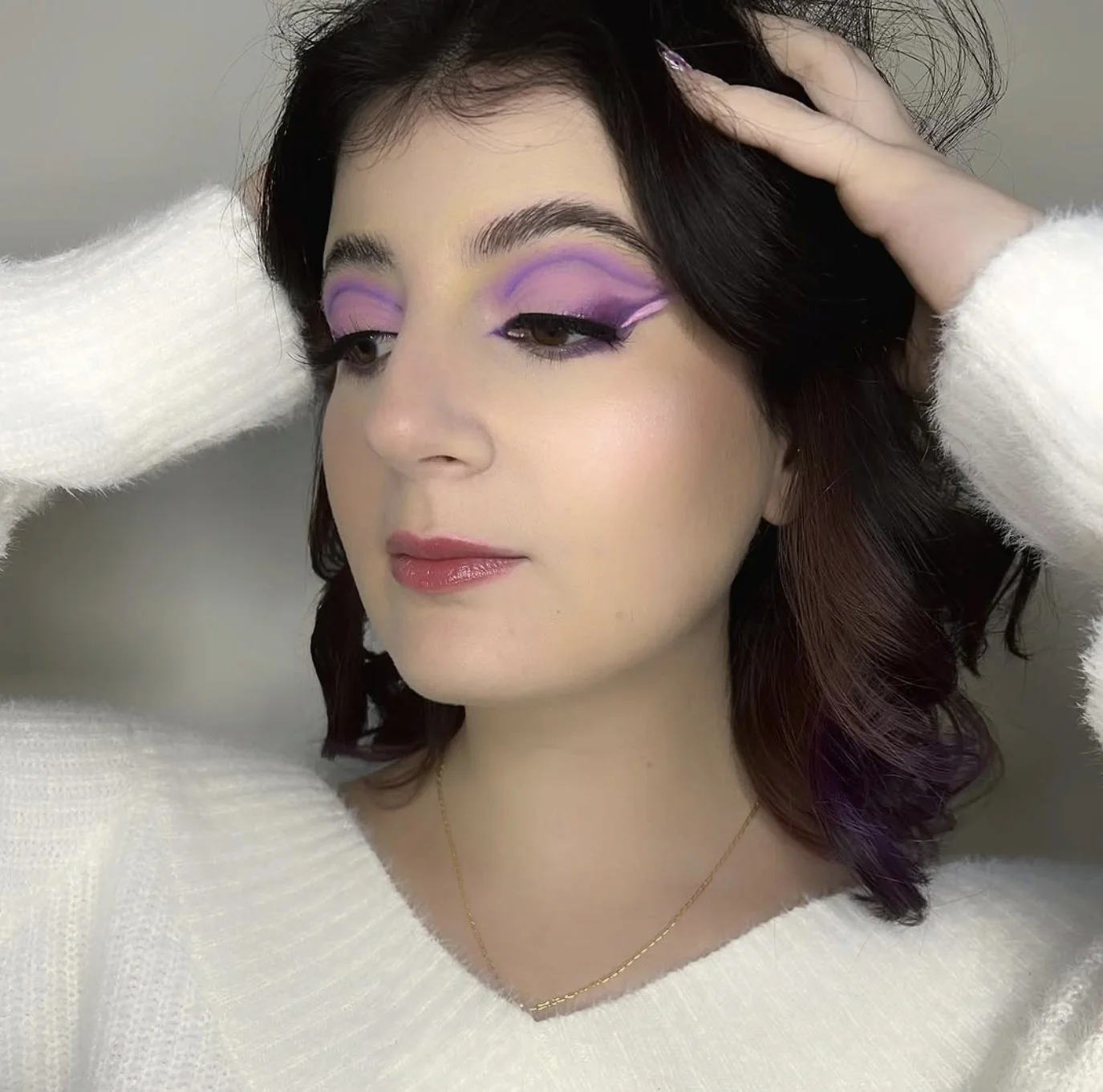 Trucco viola con eyeliner grafico e linee definite