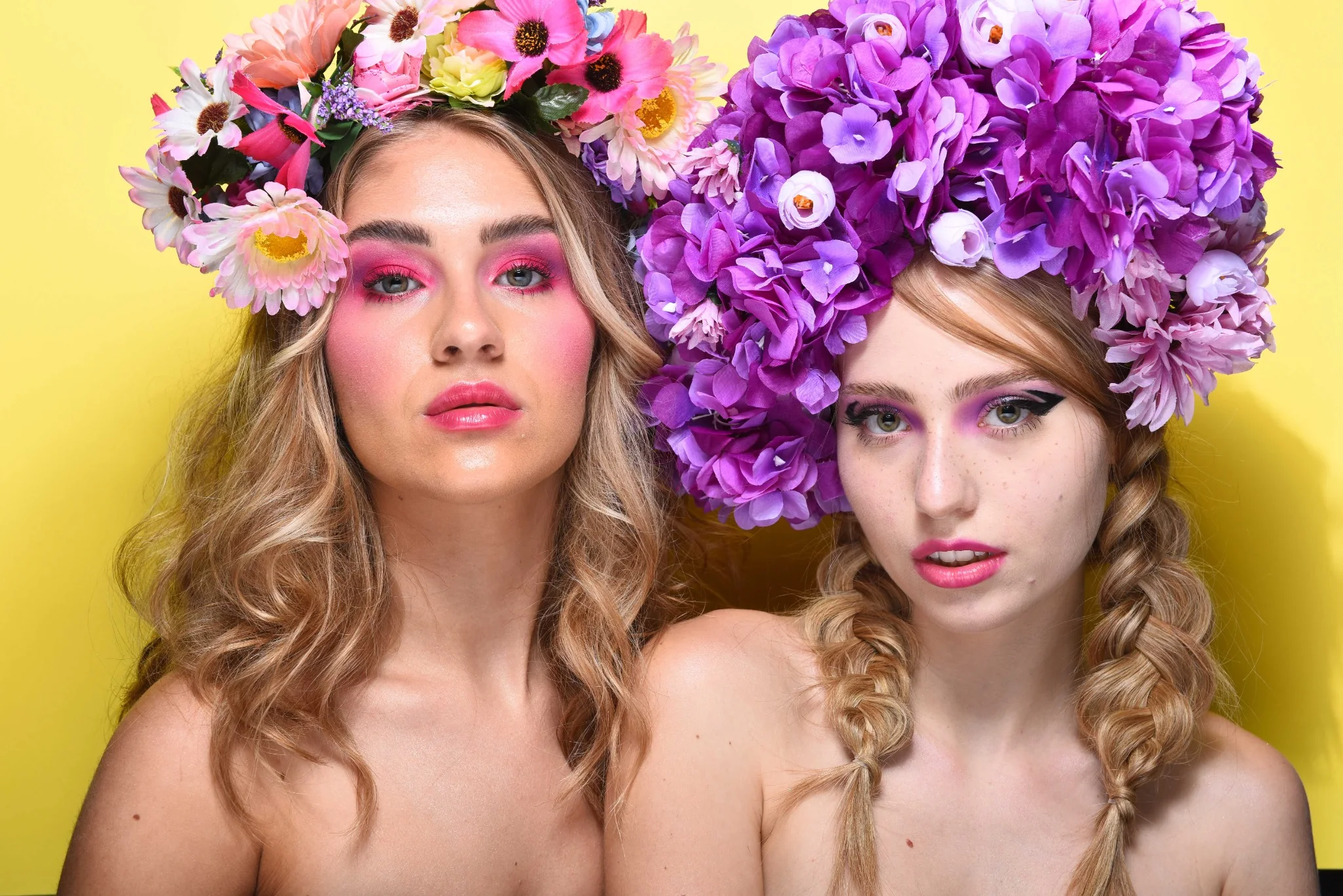 Due modelle con trucco editoriale colorato e styling floreale
