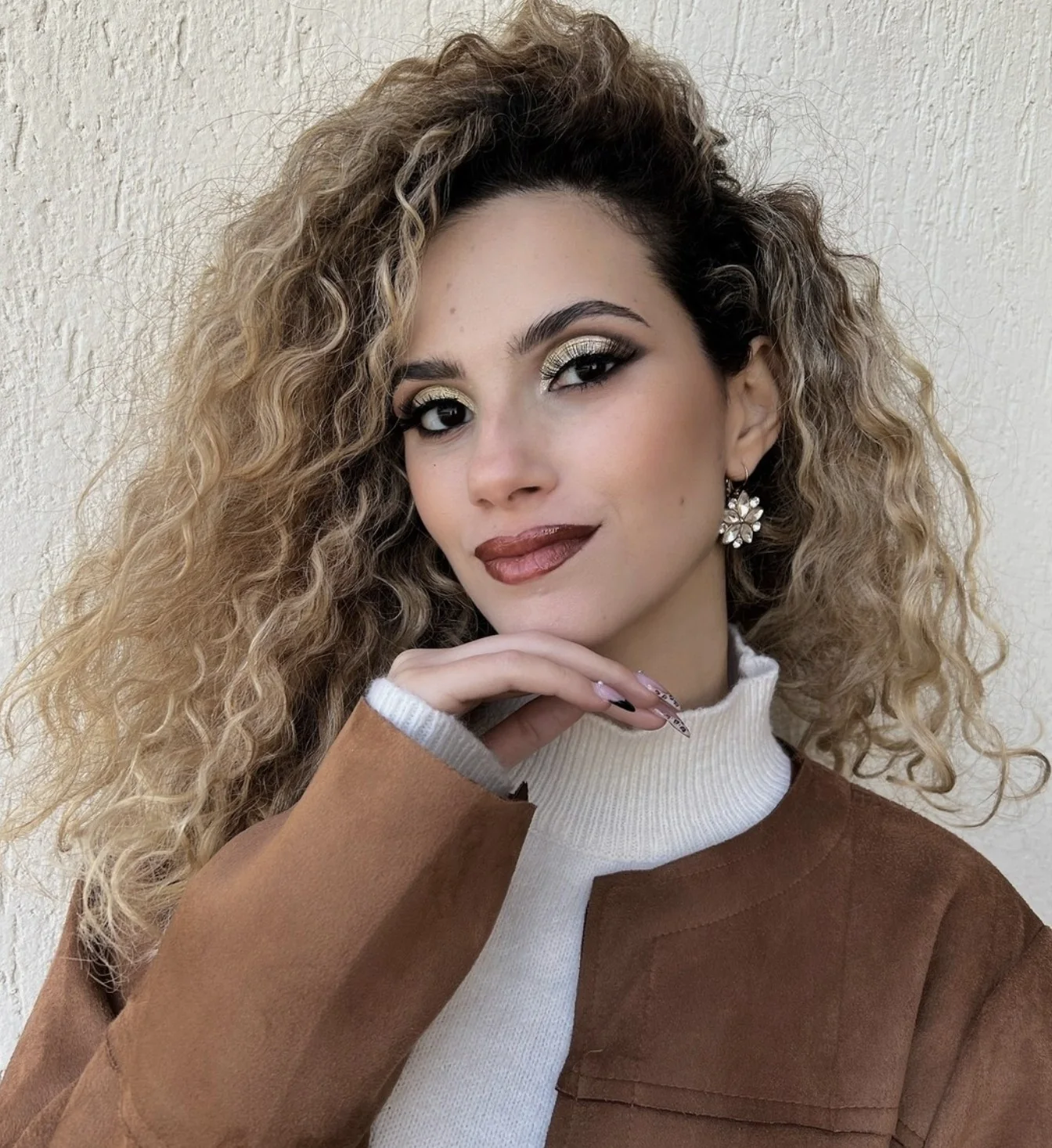 Trucco elegante da evento su donna con capelli ricci