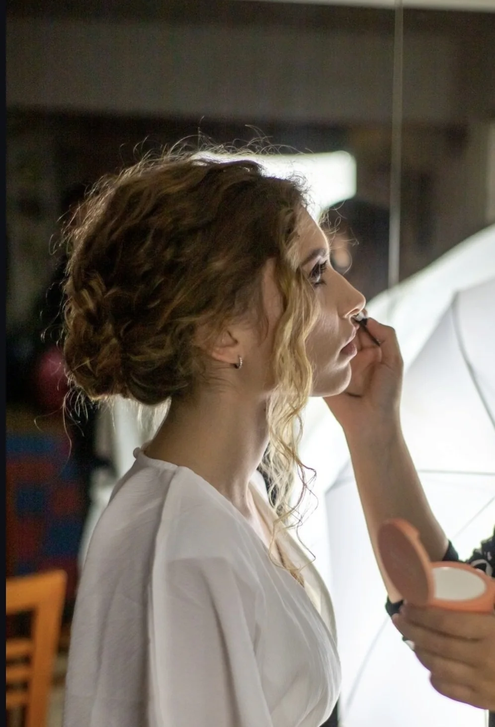 Applicazione del make-up durante la preparazione della sposa