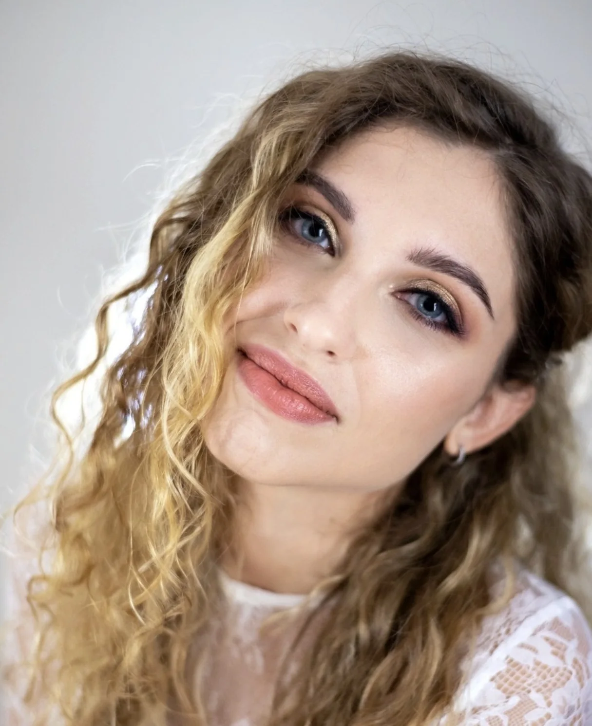 Ritratto di sposa bionda con make-up luminoso e delicato