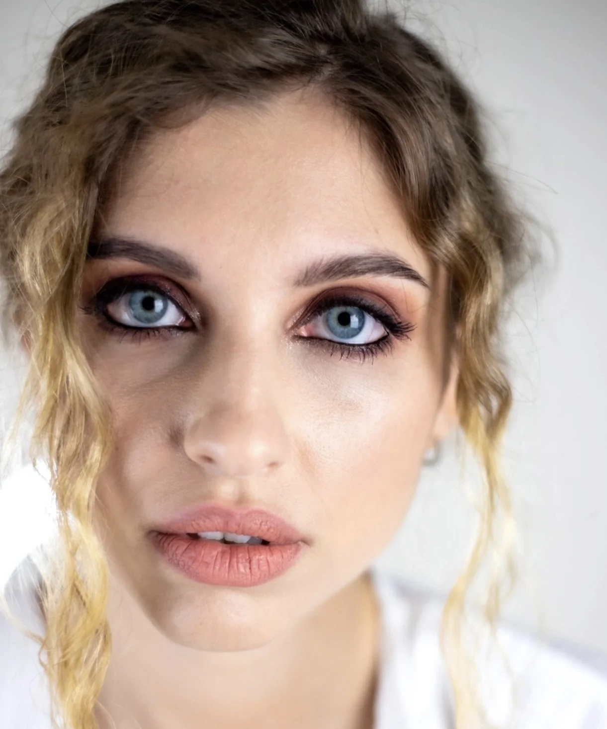 Primo piano sposa bionda con trucco naturale e definito