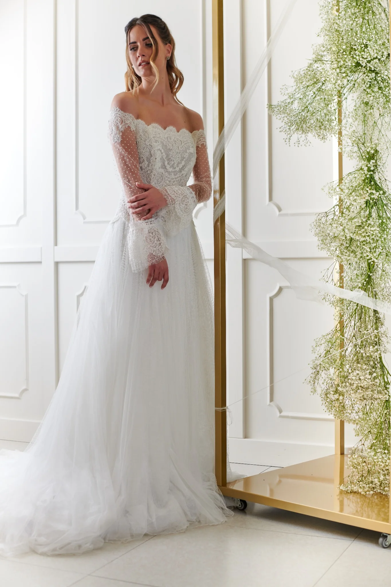 Sposa in abito bianco con make-up elegante e luminoso