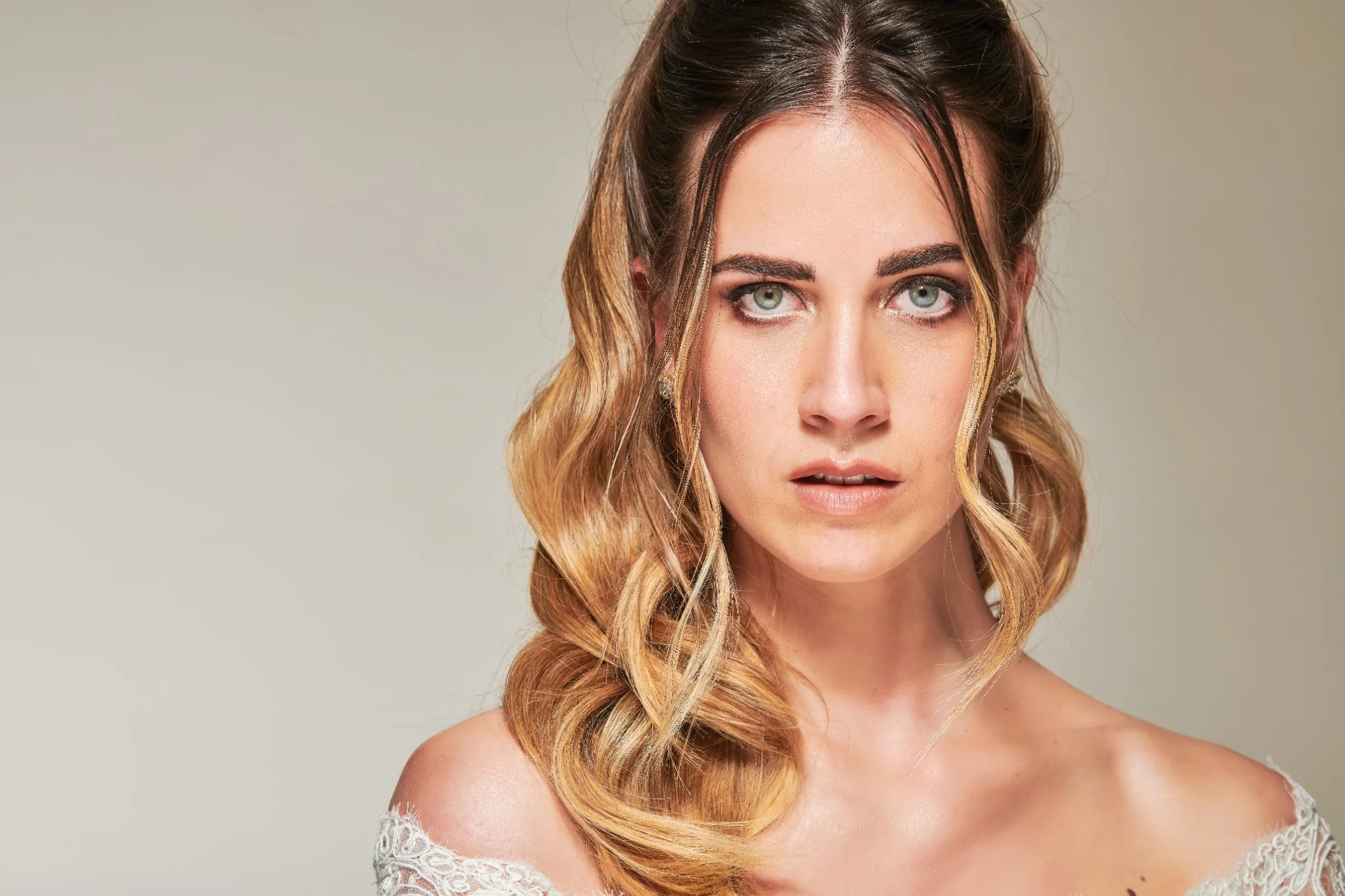 Primo piano sposa con make-up luminoso e naturale
