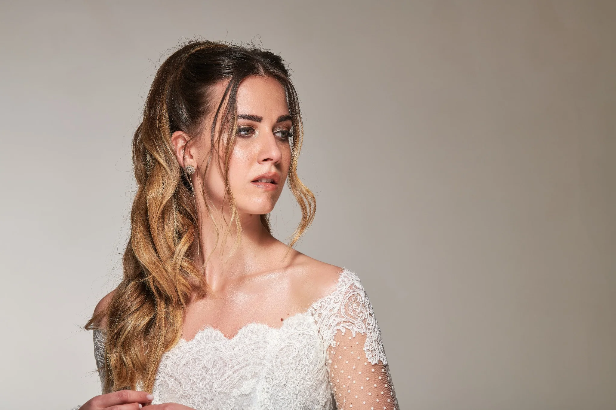 Ritratto sposa in abito di pizzo con make-up luminoso