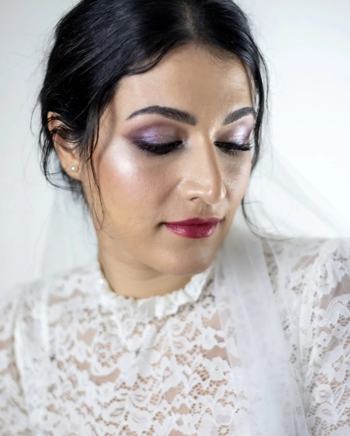 Sposa con velo e trucco occhi nei toni del viola