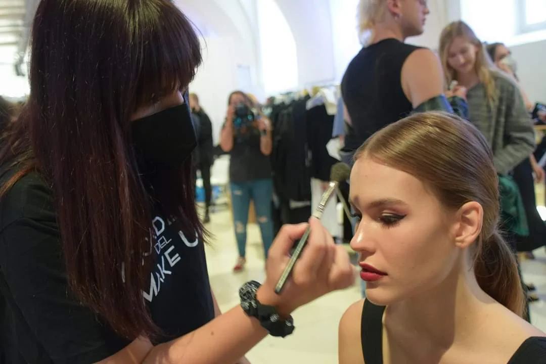 Applicazione make-up nel backstage della Vienna Fashion Week