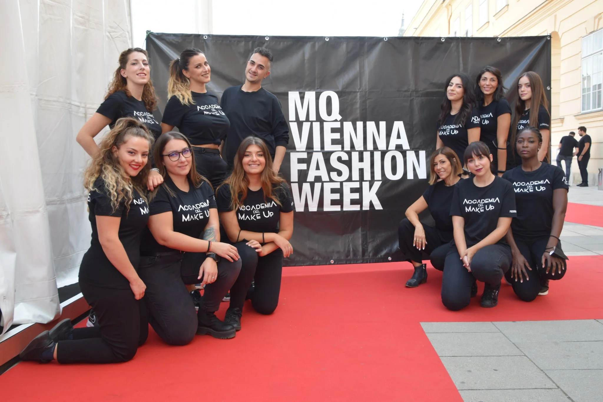 Team make-up nel backstage della Vienna Fashion Week